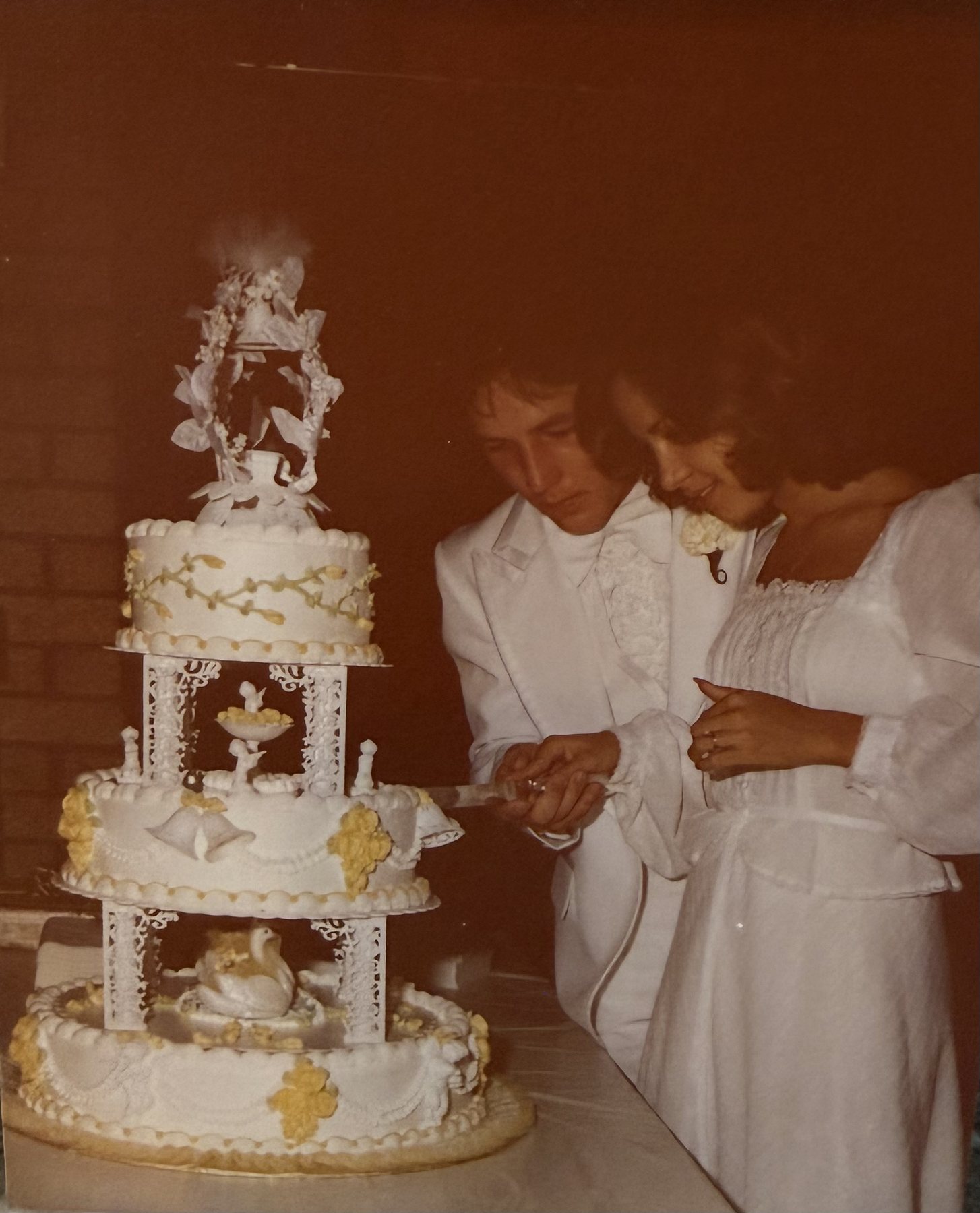 Cutting the wedding cake